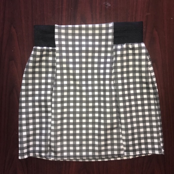 Checkered BooHoo Mini Skirt - Picture 4 of 6